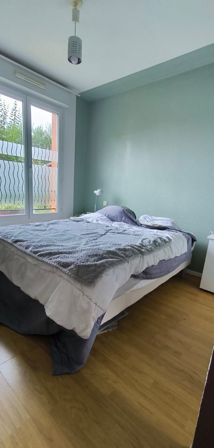 Chambre aux murs vert d'eau