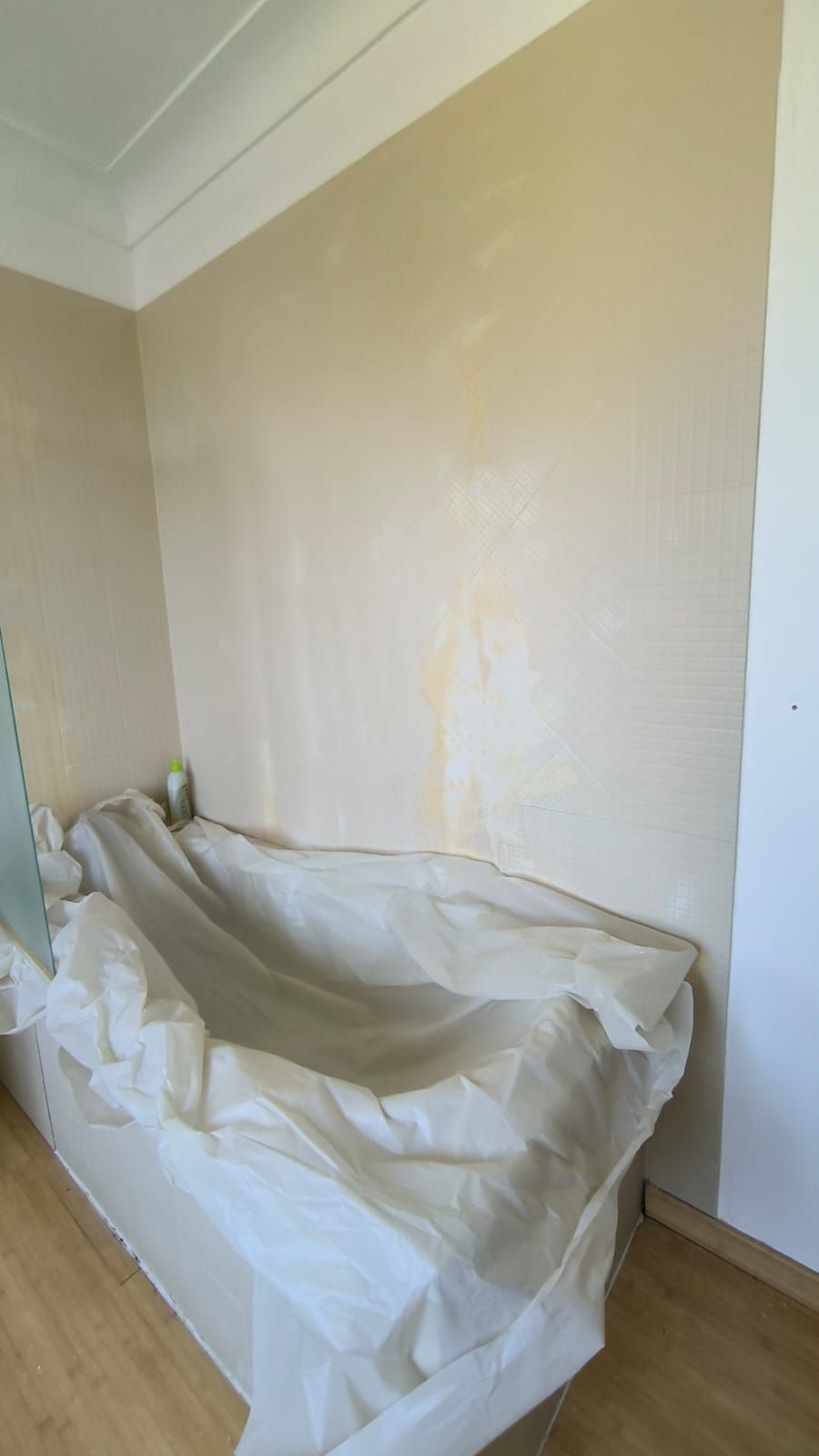 Chantier en cours : mur en préparation et mobilier protégé par une bâche