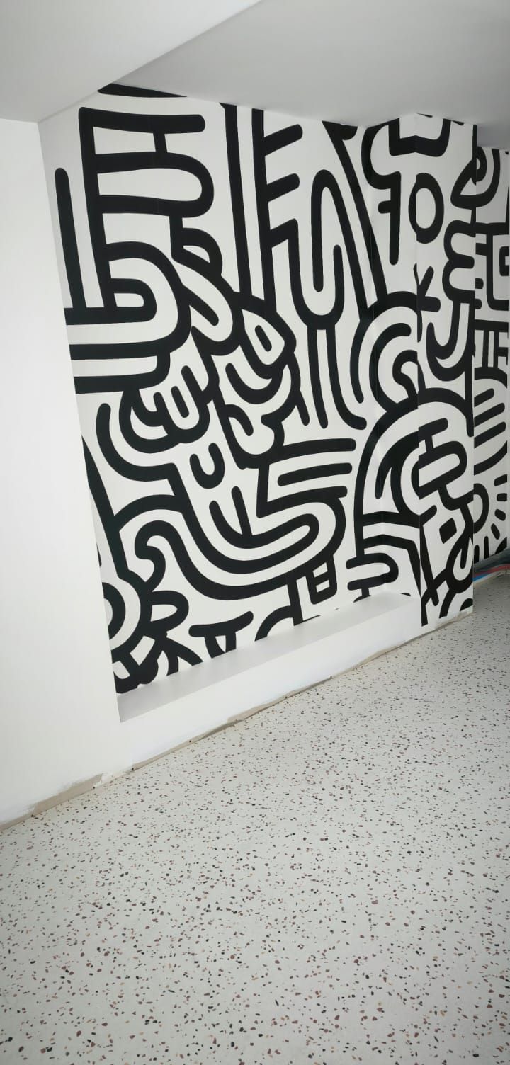 Mur orné d'un décor graphique noir et blanc