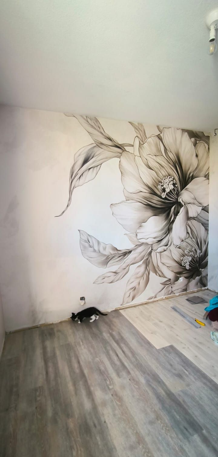 Mur habillé d'un décor à grande fleur noir et blanc