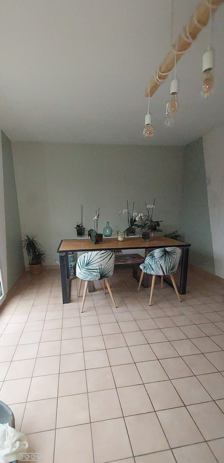 Salle à manger aux murs vert sauge
